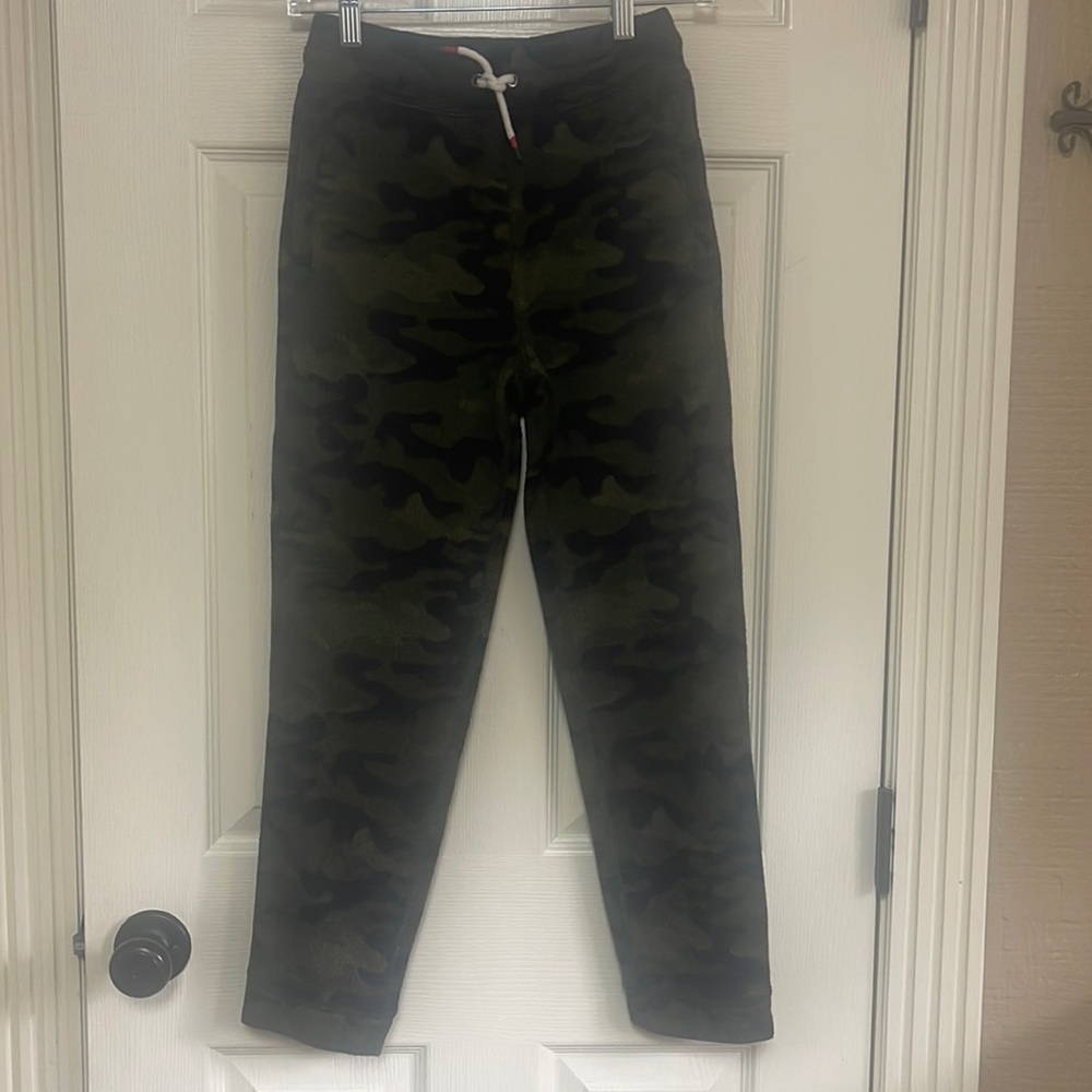 Gap kids size large camo sweats. Used and signs of wash and wear.